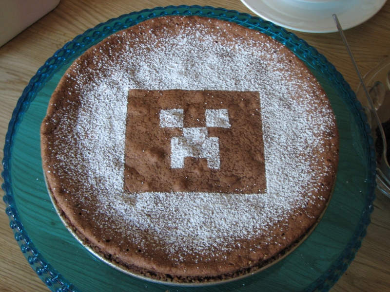 creeper ansikte från minecraft på en tårta